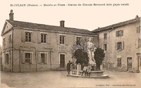 Mairie et Place- Statue de Claude Bernard (son pays natal)